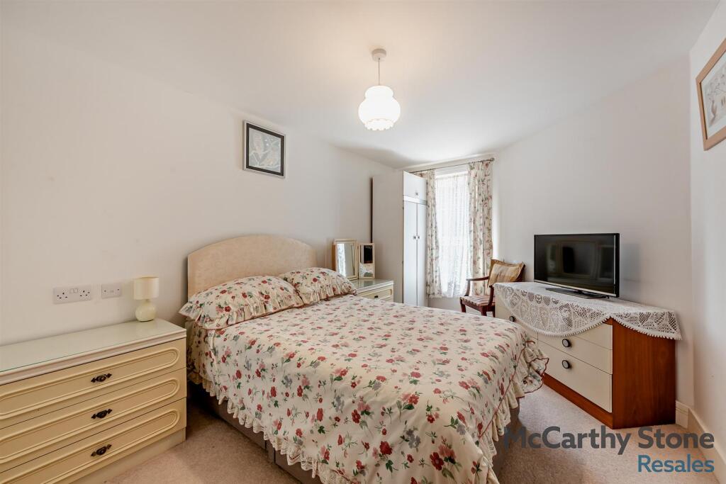 Apartment in Eastbourne, East Sussex - View 5