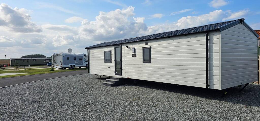 2-bed caravan on Mappleton, Hornsea, HU18 1XR, £49,999