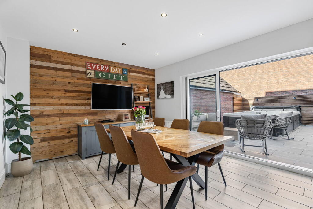 House in Gloucester - View 4