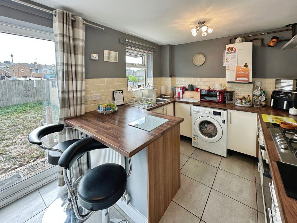 3-bed semi-detached on Hastings Road, Swadlincote, DE11, £180,000