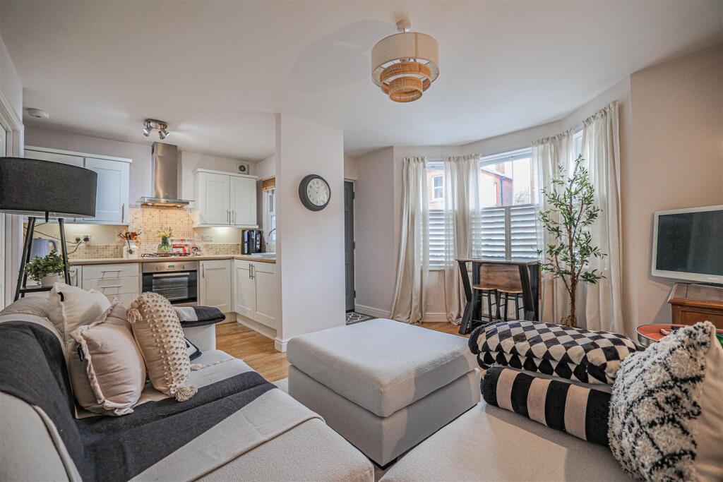 Apartment in Dacorum, Hertfordshire - View 4