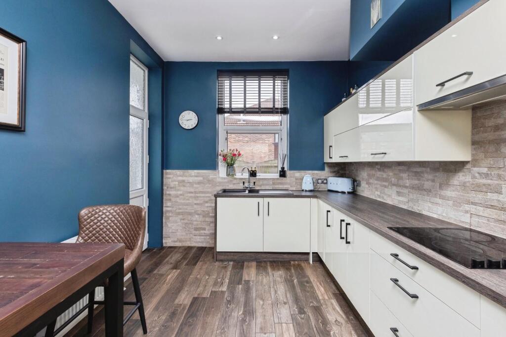 House in Leeds, Bramley - More