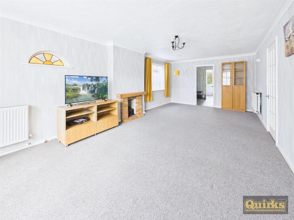 Spinney Close, Wickford photo 2