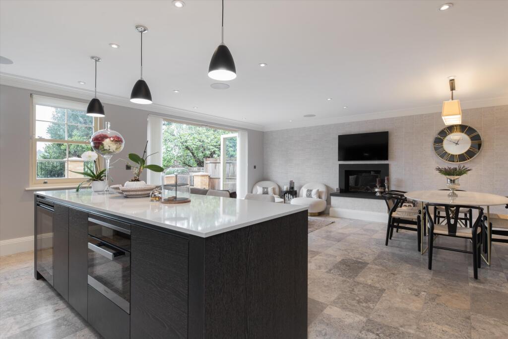 House in London, Copse Hill, Raynes Park - View 2
