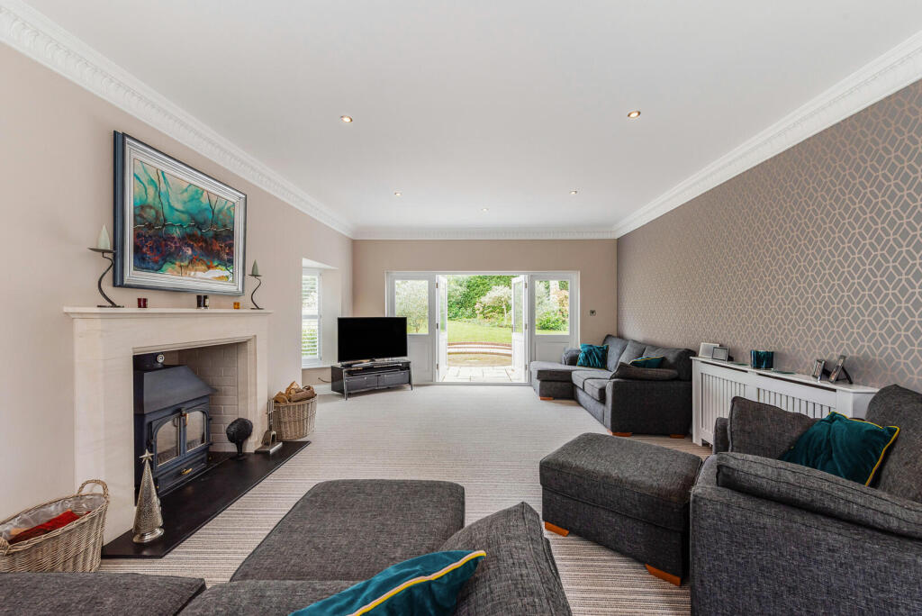 Sarisbury Court, Holly Hill Lane photo 4