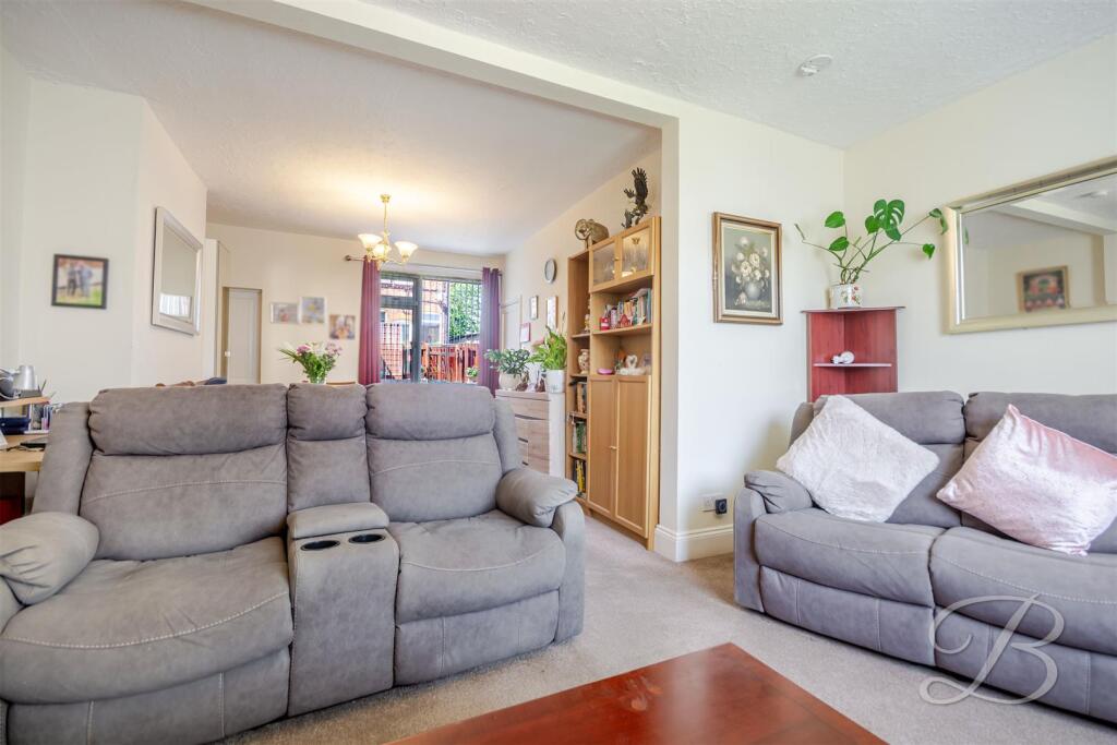 House in Bolsover, Shirebrook - More