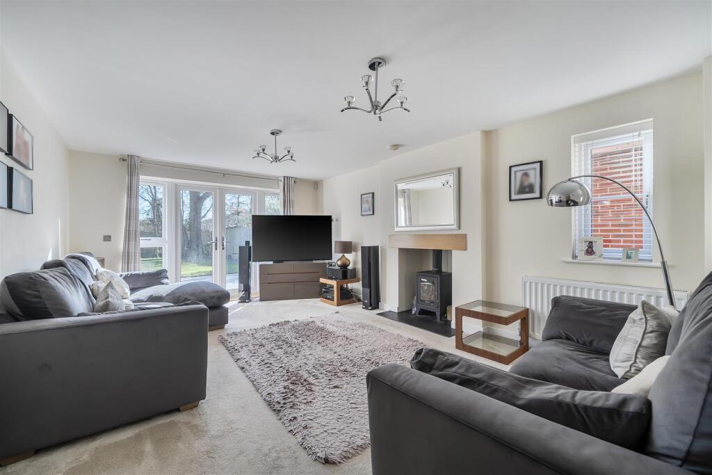 Neville Close, Wokingham, Berkshire, RG40 5AJ photo 4