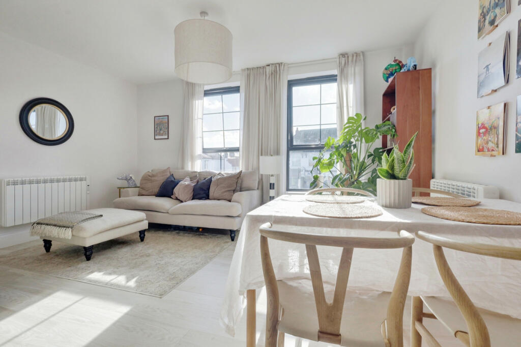 Apartment in Southend-on-Sea - View 3