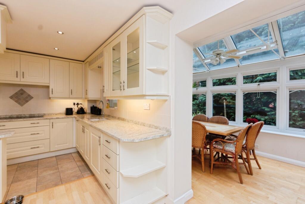 Apartment in Surrey Heath, Surrey - More