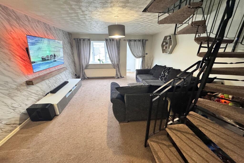 Longmeade Drive, Chapel-En-Le-Frith, SK23 photo 4