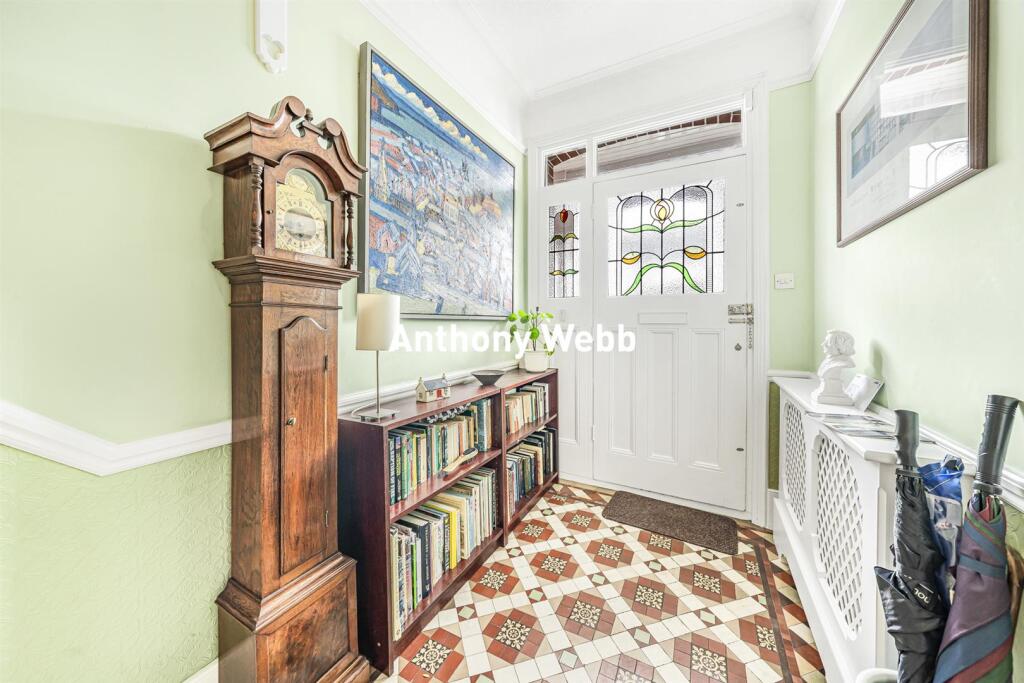 The Grove, Palmers Green, N13 photo 4