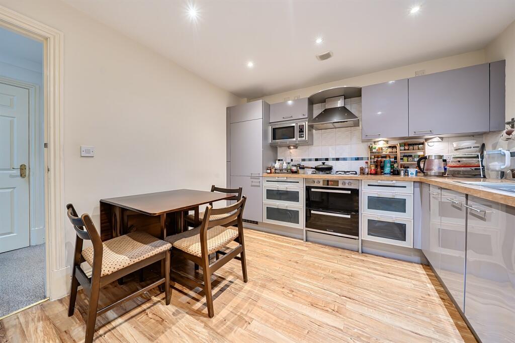 Apartment in Leeds, West Yorkshire - View 3