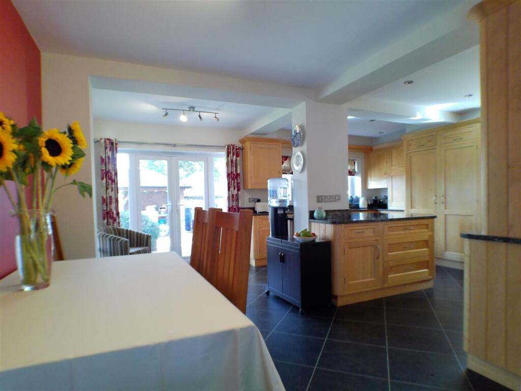 Perry Grove, Bingham, NG13 photo 2