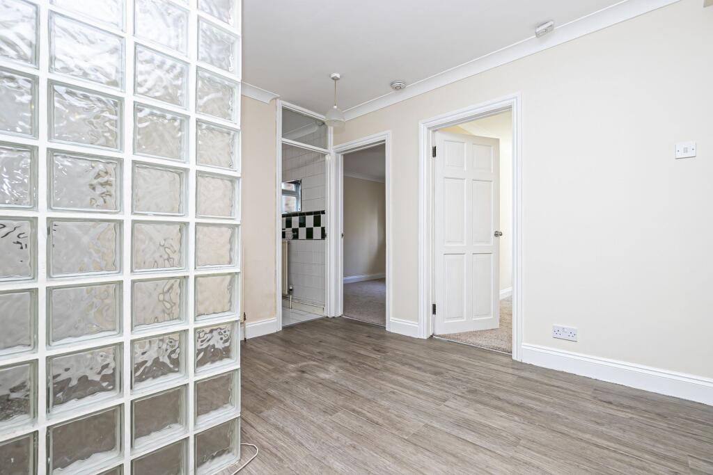 Dorchester Court, Buckingham Road, South Woodford, E18 photo 3