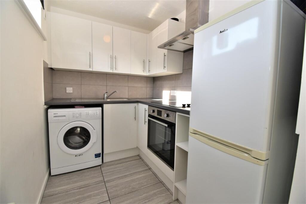Apartment in Southall - View 3
