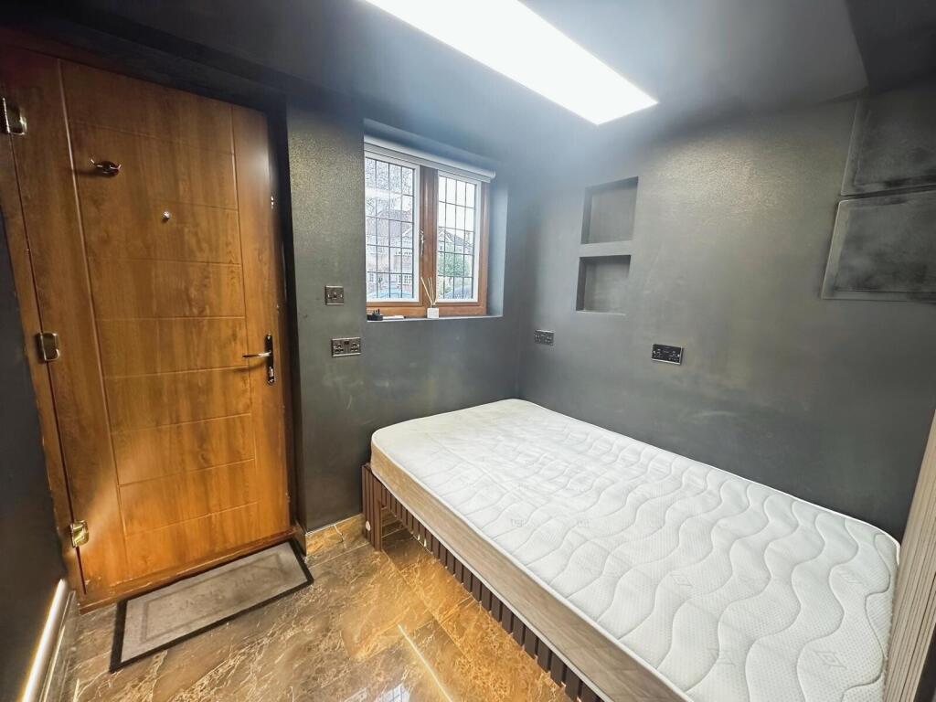 Apartment in Sutton - View 2