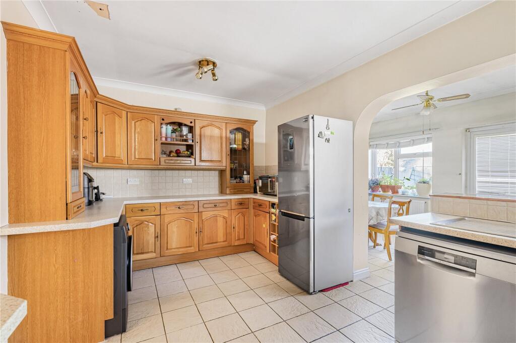 Laleham Road, Staines-upon-Thames, Surrey, TW18 photo 4