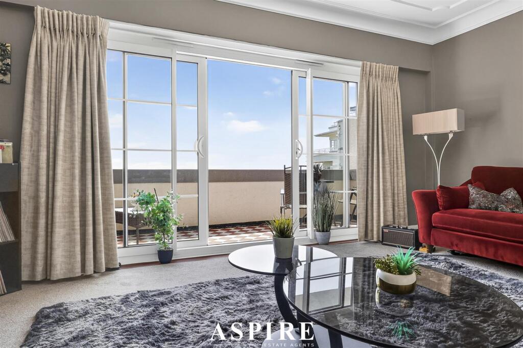 Apartment in Southend-on-Sea, Westcliff-on-Sea - More