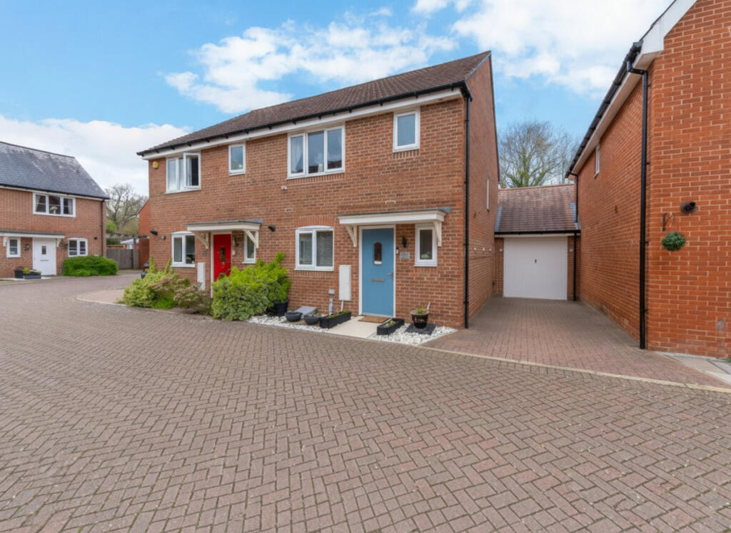 Main image of property: Roe Gardens, Reading, RG7