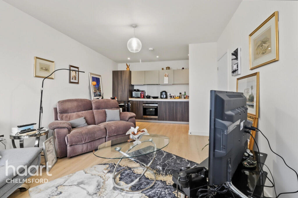 1-bed flat on Meadow Walk, Chelmsford, £160,000