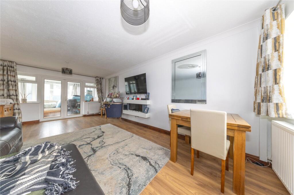 Pevensey Close, Luton, Bedfordshire, LU2 photo 3