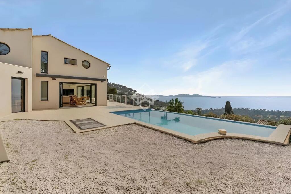 Main image of property: Provence-Alps-Cote d`Azur, Var, Carqueiranne