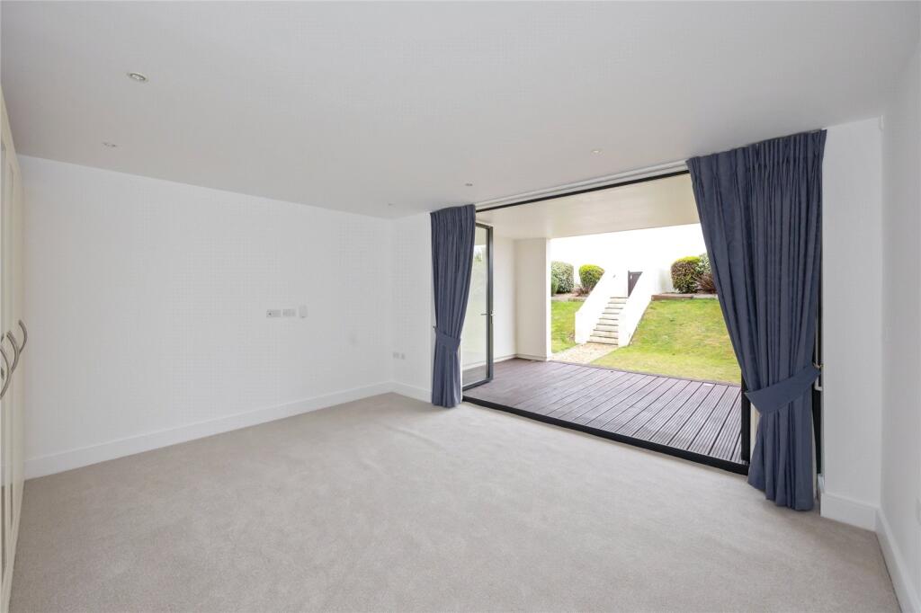 Apartment in Worthing, West Sussex - More
