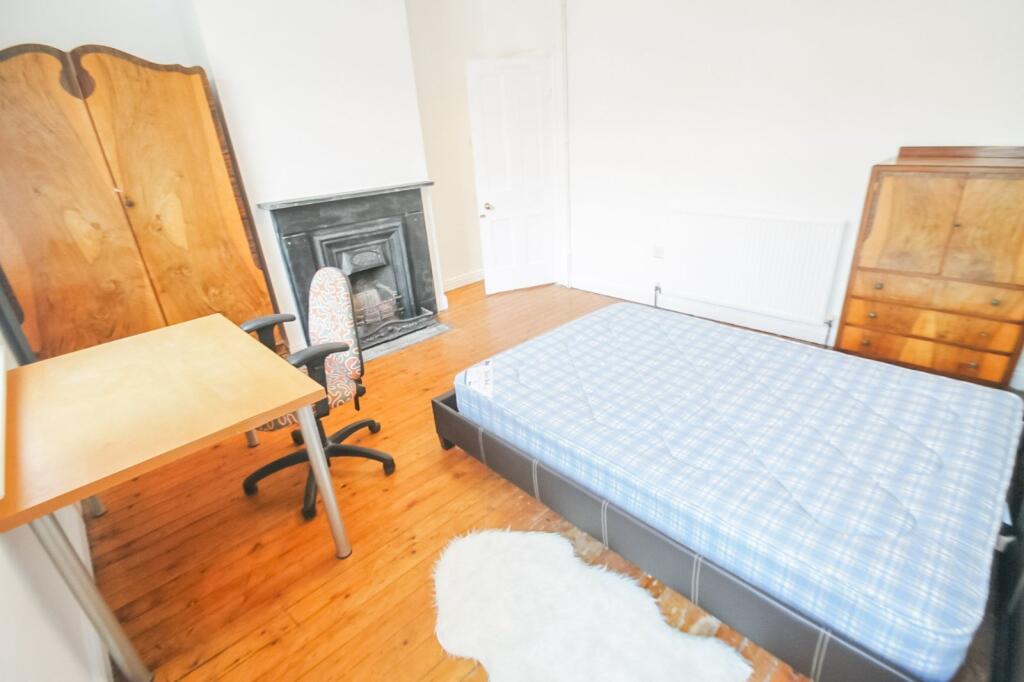 House in Leeds, Hyde Park - View 3
