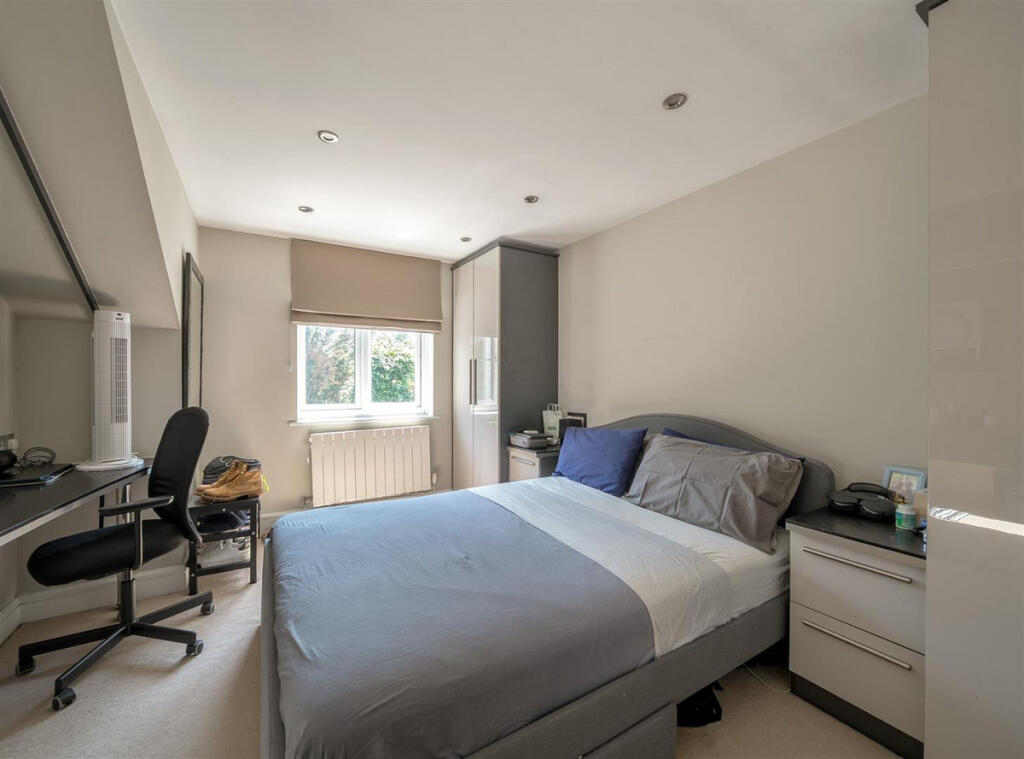 House in London, Brondesbury Park, Brondesbury - More
