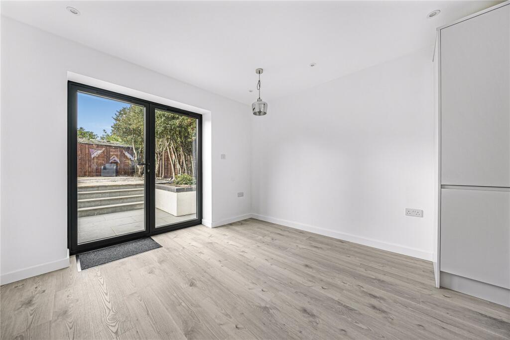 College Road, Woking, Surrey, GU22 photo 4