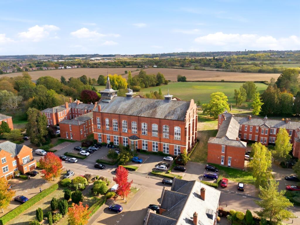 2-bed flat on West Hall, Beningfield Drive, Napsbury Park, St. Albans, AL2, £400,000