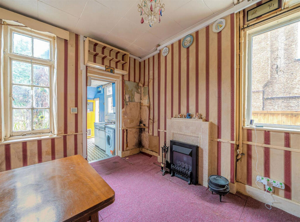 House in London, Willesden Green, Harlesden - More