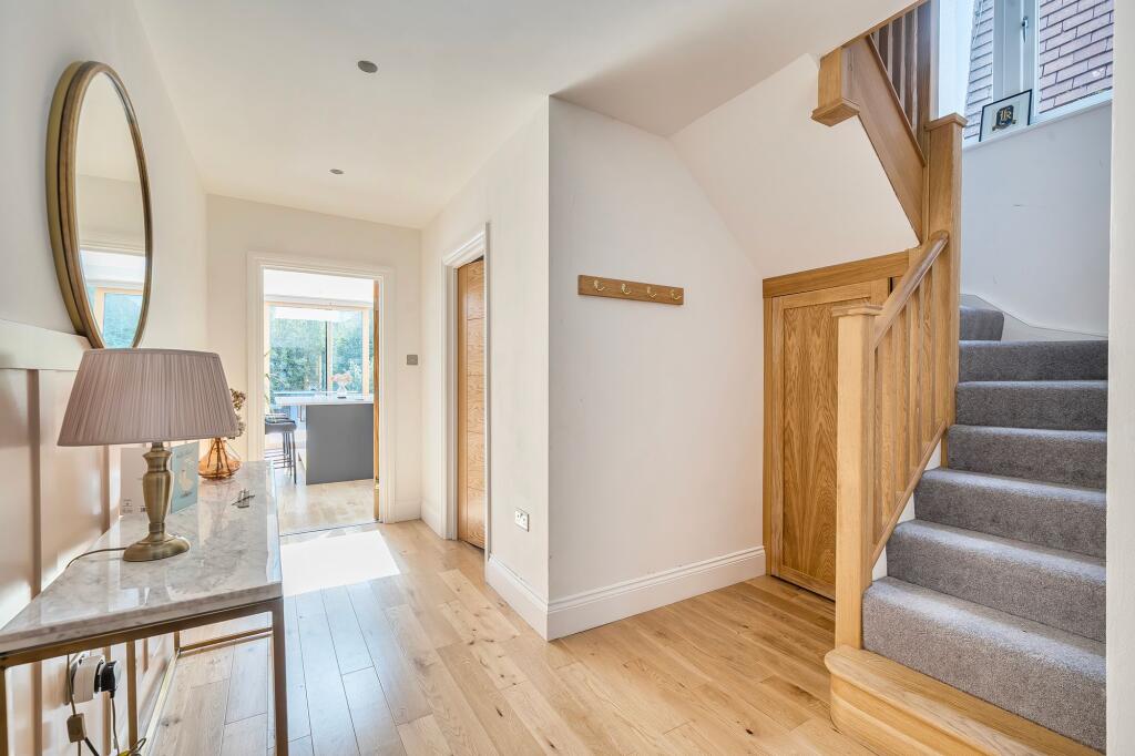 House in Mole Valley, Leatherhead - View 3