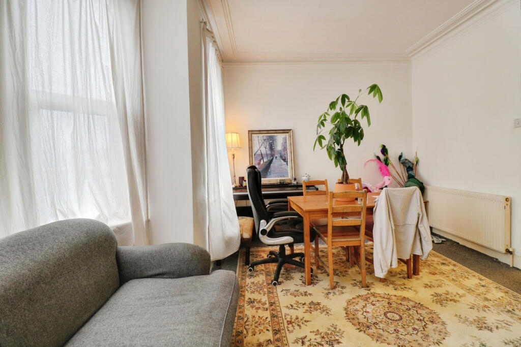 Apartment in Southend-on-Sea - More