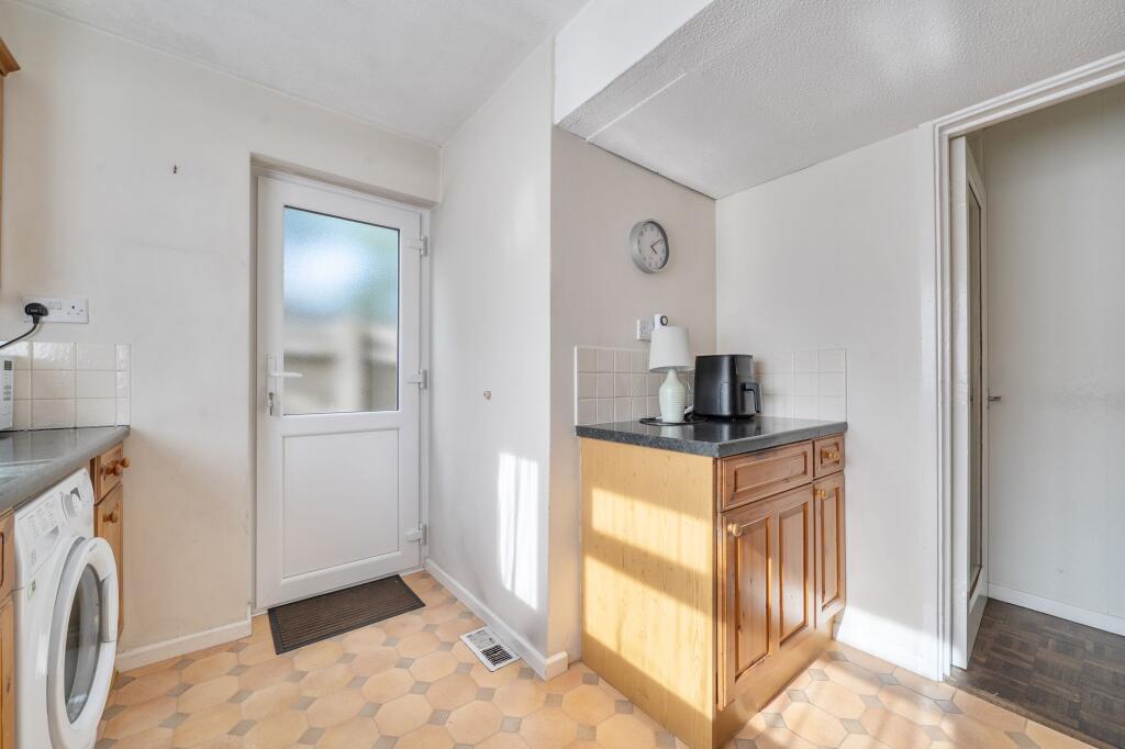 House in Dacorum, Kings Langley - More