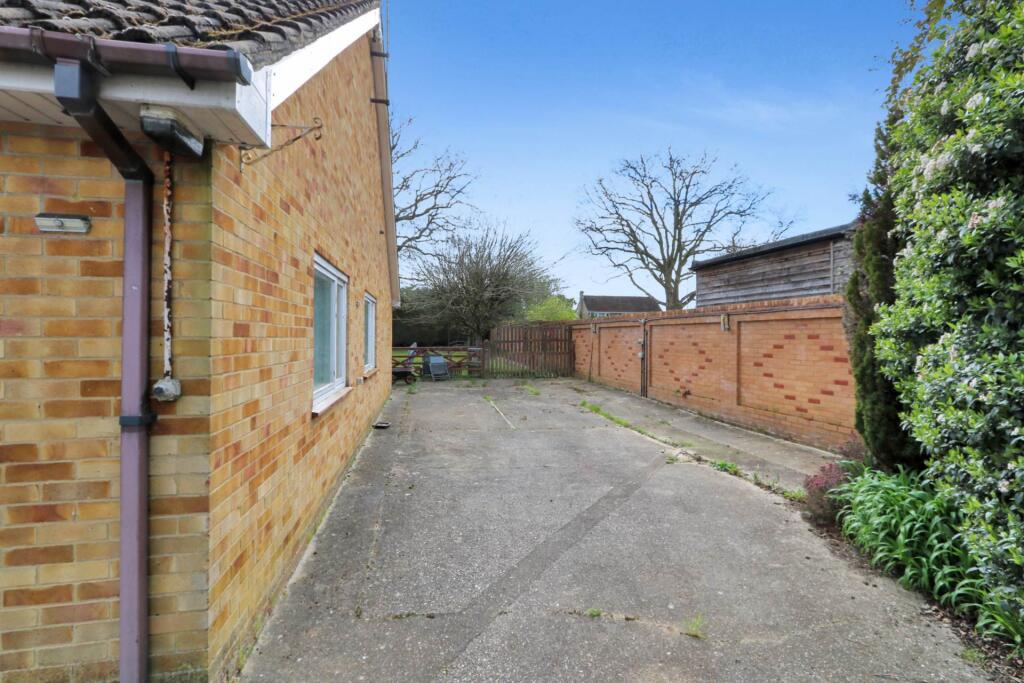 House in Reading, Little Heath, Tilehurst - More