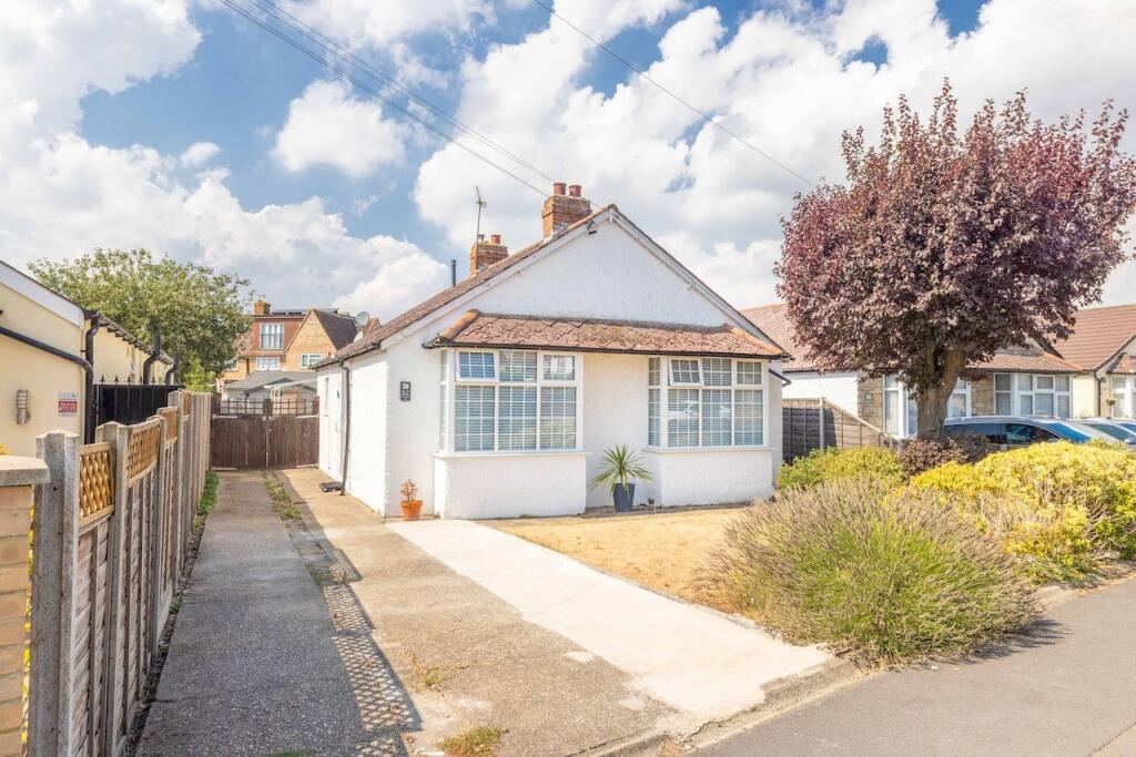 Main image of property: Elmshott Lane, Cippenham, SL1