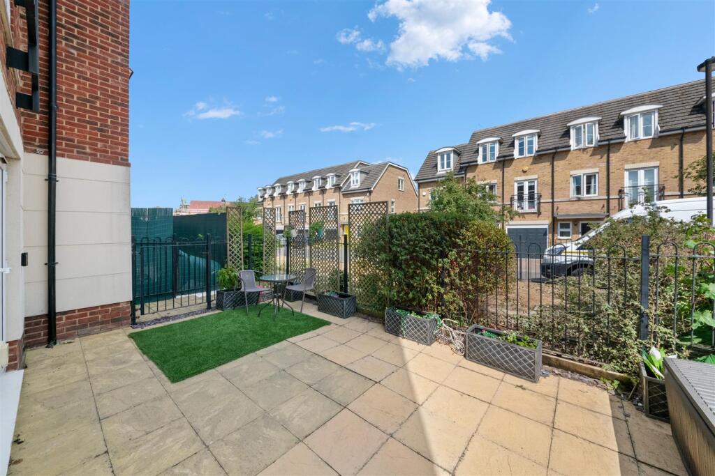 Apartment in Southall - View 4
