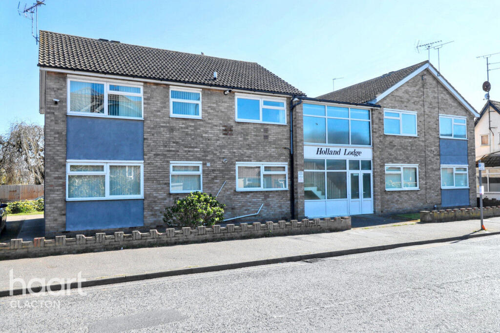 2-bed apartment on High Street, Clacton-On-Sea, £130,000