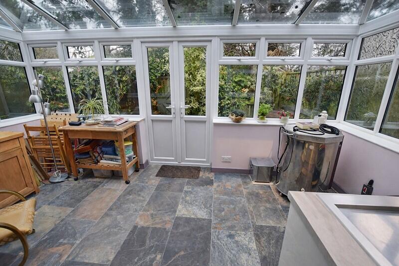 Powis Close, New Milton, Hampshire. BH25 6AW photo 4
