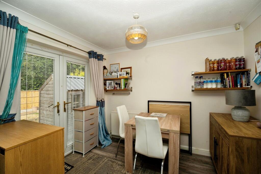 House in Leeds, Howlett Cross - More