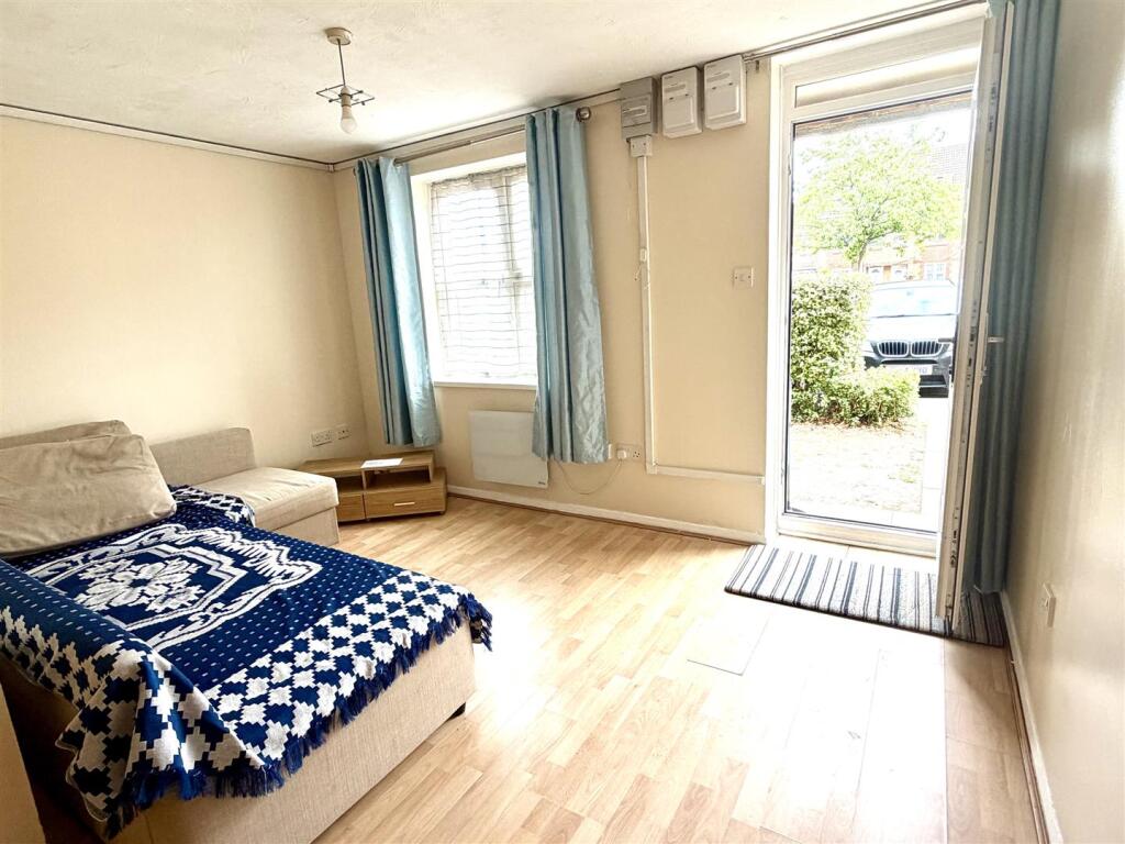 Apartment in Slough - View 3