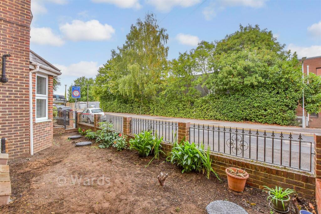 Apartment in Tonbridge and Malling, Kent - More