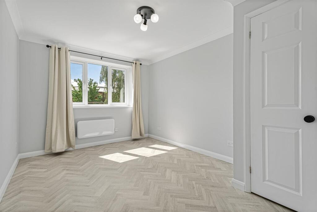 Apartment in Kingston upon Thames - More