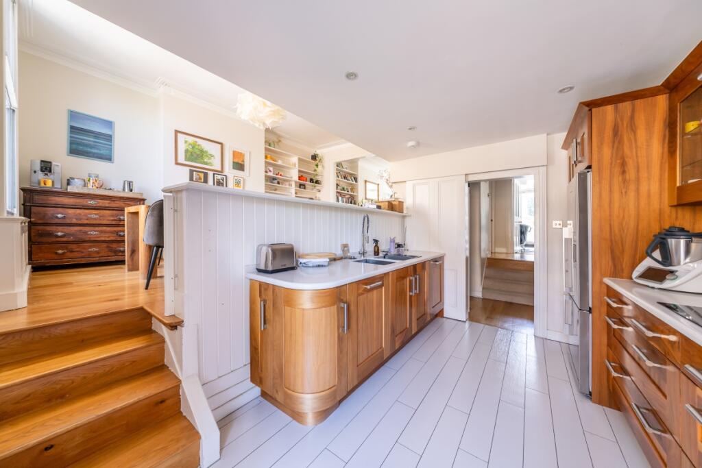 4 bedroom maisonette for rent
