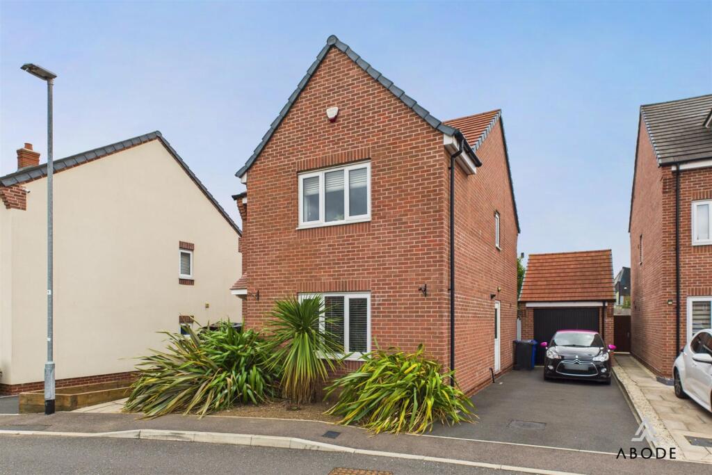 3-bed detached on Mewis Close, Burton-On-Trent, £280,000