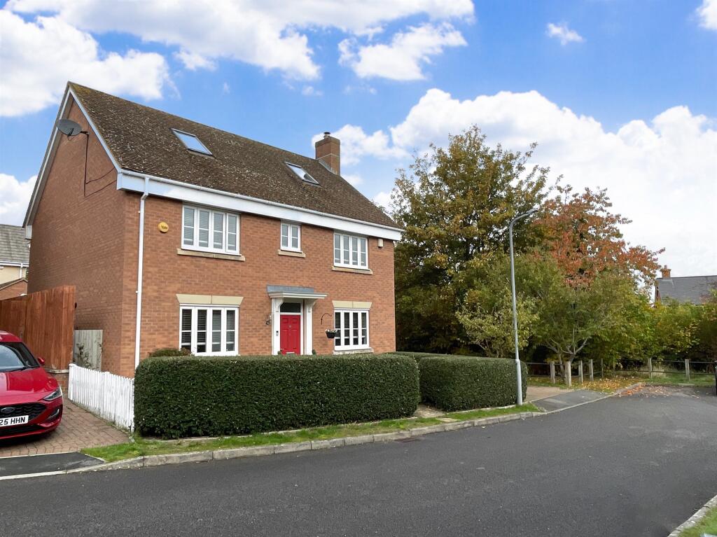 5-bed detached on Berkeley Close, Pitstone, Leighton Buzzard, £775,000