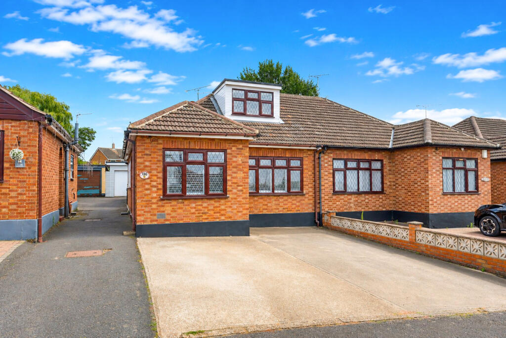 3 bedroom chalet for sale in Church Road, Benfleet