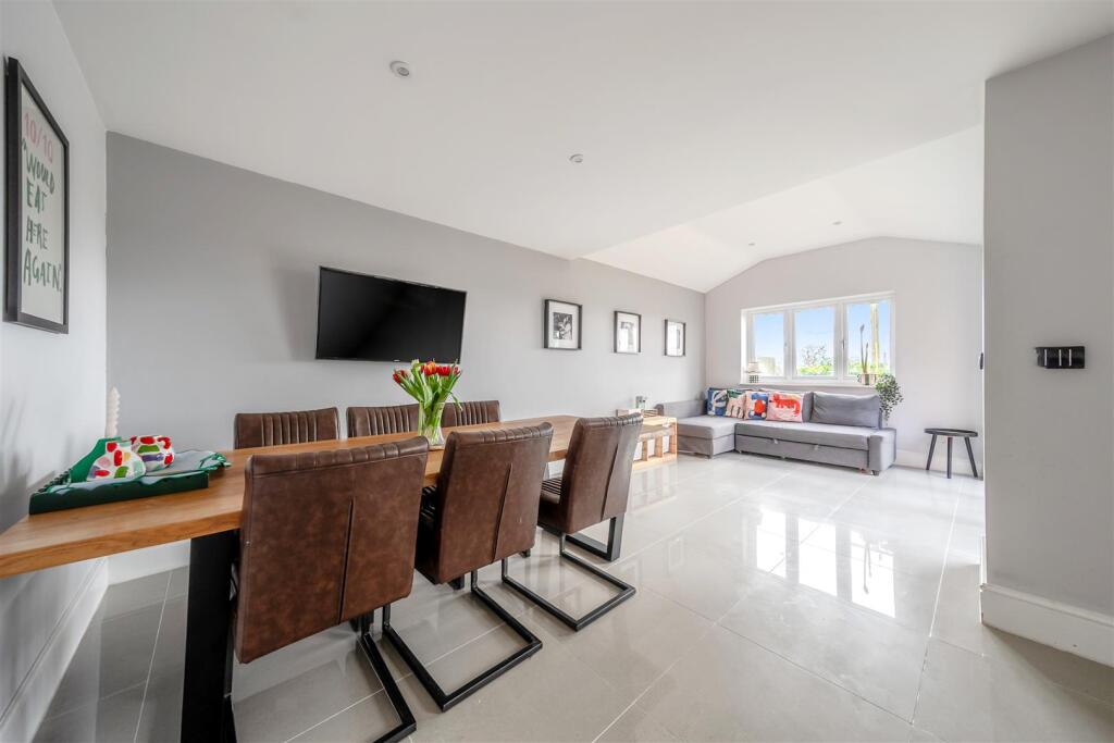 Tudor Drive, Penley. photo 3