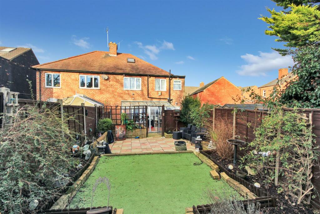 4-bed semi-detached on Pratt Road, Rushden, £289,995